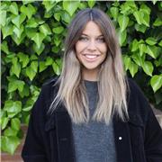 Doy clases de Inglés (tengo nivel C1) y de apoyo escolar (cursos primaria,ESO y Bachillerato)